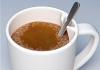 Чому не можна пити чай з ложкою в кухлі: прикмета