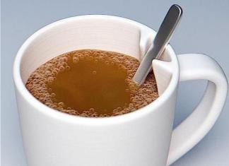 Чому не можна пити чай з ложкою в кухлі: прикмета