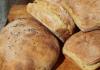 Чому не можна їсти гарячий хліб: основні причини