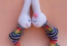 Як зробити м'яку іграшку - зайця з носка: фото майстер клас