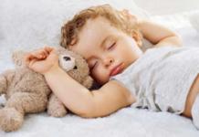 Коли дитина переходить на один денний сон і скільки повинен спати?