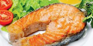 สเต็กปลาแซลมอนในเตาอบสำหรับแขกและญาติ